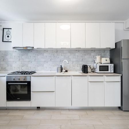 Appartamento The Painter - Timpuri Noi 1Br With Parking Bucarest Esterno foto